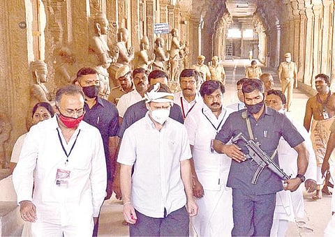 திருநெல்வேலி நெல்லையப்பர் கோயிலில் சுவாமி தரிசனம் செய்த பின்னர் பிரகாரத்தை வலம் வந்த ராகுல்காந்தி.
