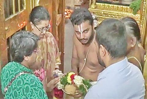 ஸ்ரீவில்லிபுத்தூர் ஆண்டாள் கோயிலில் சுவாமி தரிசனம் செய்த ராஜபாளையம் தொகுதி பாஜக பொறுப்பாளர் நடிகை கவுதமி.