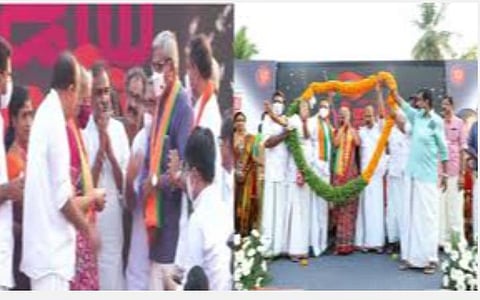 திருபுனித்துராவில் நடந்த நிகழ்ச்சியில் பாஜகவில் இணைந்த இரு முன்னாள் நீதிபதிகள் ரவீந்திரன், சிதம்பரேஷ்: படம் உதவி | ட்விட்டர்.