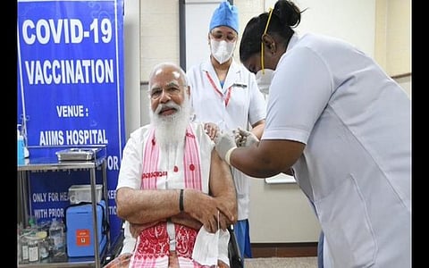 டெல்லி எய்ம்ஸ் மருத்துவமனையில் பிரதமர் மோடி கரோனா தடுப்பூசி போட்டுக்கொண்ட காட்சி : படம் | ஏஎன்ஐ.