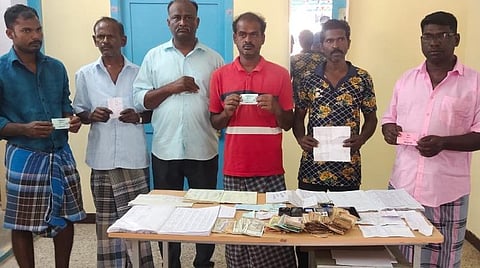 மணப்பாறை பகுதியில் சட்டவிரோதமாக ஆன்லைன் லாட்டரி விற்பனையில் ஈடுபட்டதாக தனிப்படை போலீஸாரால் கைது செய்யப்பட்ட நபர்கள்.