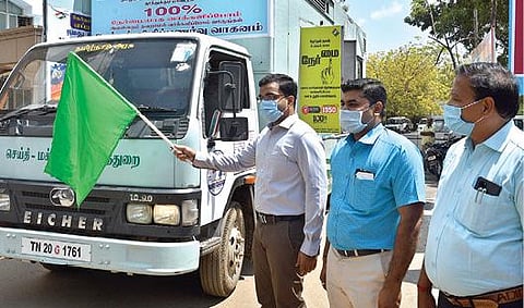 தூத்துக்குடியில் வாக்காளர் விழிப்புணர்வு வீடியோ பிரச்சார வாகனத்தை மாவட்ட ஆட்சியர் கி.செந்தில் ராஜ் கொடியசைத்து தொடங்கி வைத்தார். படம்: என்.ராஜேஷ்