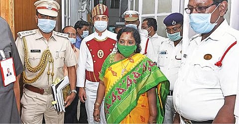 புதுச்சேரி சட்டசபைக்கு முதன் முறையாக வந்த துணைநிலை ஆளுநர் தமிழிசை சவுந்தரராஜன். படம்: எம்.சாம்ராஜ்