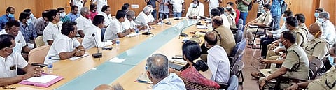 திருப்பூர் ஆட்சியர் அலுவலகத்தில் நேற்று நடந்த அங்கீகரிக்கப்பட்ட அரசியல் கட்சிகளுடனான கூட்டத்தில் பங்கேற்ற கட்சியினர், அதிகாரிகள் மற்றும் போலீஸார். படம்: இரா.கார்த்திகேயன்.