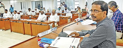 சட்டப்பேரவைத் தேர்தலை முன்னிட்டு அங்கீகரிக்கப்பட்ட அரசியல் கட்சிகளுடனான ஆலோசனைக் கூட்டம் தமிழக தலைமை தேர்தல் அதிகாரி சத்யபிரத சாஹூ தலைமையில் சென்னை தலைமைச் செயலகத்தில் நேற்று நடைபெற்றது.படம்: ம.பிரபு
