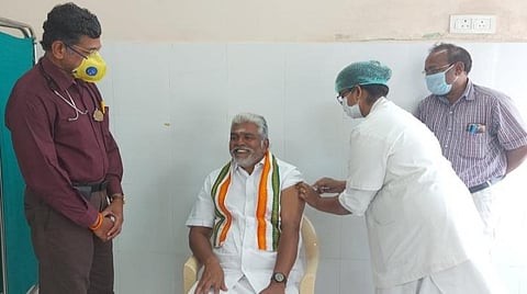 கரோனா தடுப்பூசி போட்டுக் கொண்ட புதுச்சேரி முன்னாள் அமைச்சர் ஆர்.கமலக்கண்ணன்.