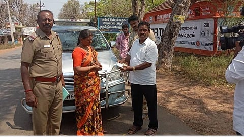காரைக்குடி அருகே கண்டனூர் சாலையில் தேர்தல் அதிகாரிகள் வாகனச் சோதனையில் ரூ.2 லட்சத்தை பறிமுதல் செய்தனர்.