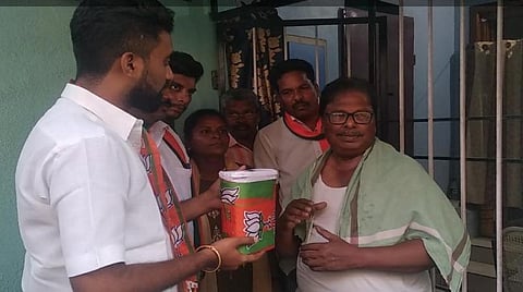 பேரவைத் தேர்தலில் புதுச்சேரி பாஜக தலைவர் போட்டி: டெபாசிட் தொகையாக மக்களிடமிருந்து தலா ரூ.1-ஐ உண்டியலில் பெறும் நிர்வாகிகள்