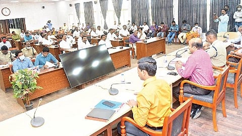 வேலூர் மாவட்ட ஆட்சியர் அலுவலகத்தில் நடைபெற்ற தேர்தல் நடத்தை விதிமுறைகள் தொடர்பாக அங்கீகரிக்கப்பட்ட அரசியல் கட்சி பிரமுகர்கள் ஆலோசனைக் கூட்டத்தில் பேசும் ஆட்சியர் சண்முகசுந்தரம். அருகில், மாவட்ட காவல் கண்காணிப்பாளர் செல்வ குமார், மாவட்ட வருவாய் அலுவலர் பார்த்தீபன் உள்ளிட்டோர். படம்: வி.எம்.மணிநாதன்.