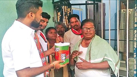 லாஸ்பேட்டை பகுதியில் மக்களிடம் தேர்தல் டெபாசிட் பங்களிப்புத் தொகையைப் பெறும் பாஜகவினர்.