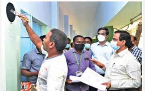சேலம் குகை அரசு மகளிர் மேல்நிலைப் பள்ளி வாக்குச்சாவடியை மாவட்ட தேர்தல் அலுவலர் ராமன் ஆய்வு செய்தார், உடன் சேலம் தெற்கு தொகுதி தேர்தல் நடத்தும் அலுவலர் ரவிச்சந்திரன் உள்ளிட்டோர்.