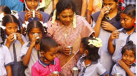 புதுச்சேரியில் பள்ளிகள் முழு நேரம் இயங்கத் தொடங்கின: காலையில் பால் வழங்கும் திட்டம்: தமிழிசை ஆய்வு