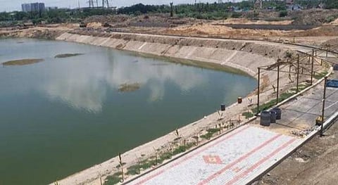 வில்லிவாக்கத்தில் குளக்கரை பாதை அமைக்கப்பட்டு நடைபெறும் ஸ்மார்ட் சிட்டி பணிகள்.