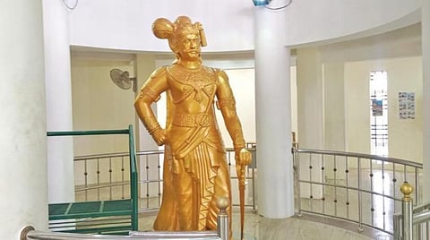 கயத்தாறு மணிமண்டபத்தில் உள்ள வீரபாண்டிய கட்டபொம்மனின் கம்பீர வெண்கல சிலை