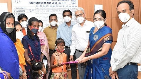 உலக செவித்திறன் நாளை முன்னிட்டு கோவை அரசு மருத்துவமனையின் காது, மூக்கு தொண்டைப் பிரிவு சார்பில் நடைபெற்ற விழிப்புணர்வு நிகழ்ச்சியில் பங்கேற்ற குழந்தைகளுக்குப் பரிசு வழங்கிய மருத்துவமனையின் டீன் டாக்டர் நிர்மலா.