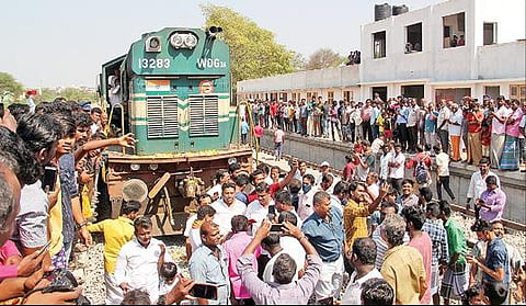 தேனி வந்த சோதனை ரயில் இன்ஜினை வரவேற்ற பொதுமக்கள்.