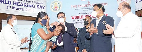 சென்னை அரசு ஸ்டான்லி மருத்துவமனையில் நடைபெற்ற உலக செவித்திறன் தின நிகழ்ச்சியில் எம்என்ஜே குரூப் நிறுவனத்தின் நிர்வாக இயக்குநர் ஜெ.சுல்தான் வழங்கிய காது கேட்கும் கருவிகளை மருத்துவக் கல்வி இயக்குநர் நாராயணபாபு, மெட்ராஸ் இஎன்டி பவுண்டேஷன் இயக்குநர் மோகன் காமேஷ்வரன், மருத்துவமனை டீன் பி.பாலாஜி ஆகியோர் ஏழை குழந்தைகளுக்கு பொருத்தினர். காது, மூக்கு, தொண்டை (இஎன்டி) துறை தலைவர் கவுரி சங்கர் உடன் உள்ளார். படம்: பு.க.பிரவீன்