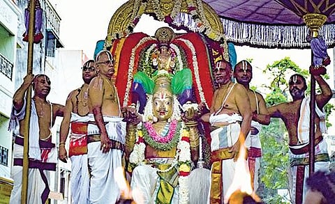 சென்னை திருவல்லிக்கேணி ஸ்ரீ பார்த்தசாரதி கோயிலில் ஸ்ரீ நரசிம்ம சுவாமி பிரம்மோற்சவத்தின் மூன்றாம் நாளான நேற்று உற்சவர் ஸ்ரீ நரசிம்ம சுவாமி கருட வாகனத்தில் வீதி உலா வந்து பக்தர்களுக்கு அருள்பாலித்தார். படம்: க.ஸ்ரீபரத்