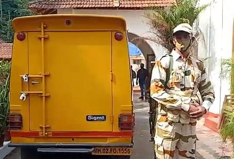 18 கிலோ தங்கம் இருந்த வாகனம்.