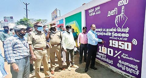 ஆம்பூரில் பள்ளி சுற்றுச்சுவரில் வரையப்பட்டுள்ள தேர்தல் விழிப்புணர்வு ஓவியத்தை பார்வையிட்ட திருப்பத்தூர் மாவட்ட ஆட்சியர் சிவன் அருள்.