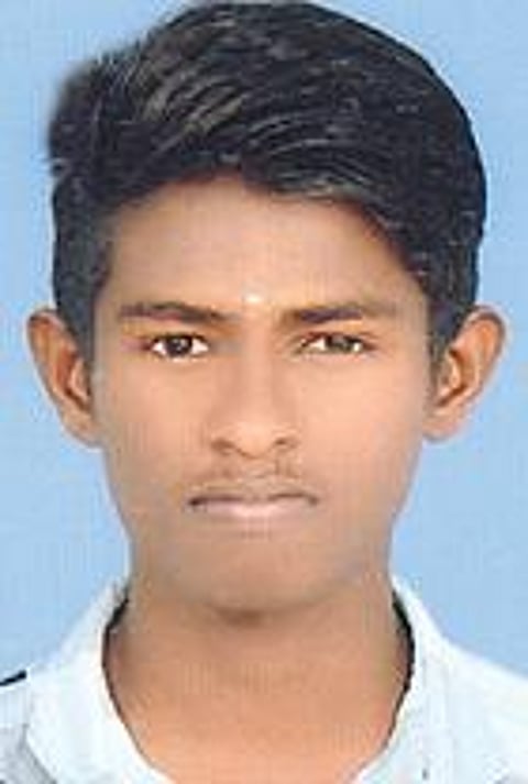 எழுத்துப் பொறிப்புகள் கொண்ட பழங்கால பானை ஓடுகள்.