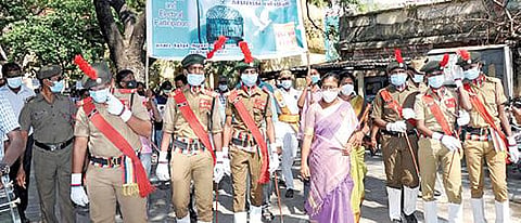 காஞ்சிபுரத்தில் 100 சதவீதம் வாக்களிக்க வேண்டும் என்பதை வலியுறுத்தி மாணவ, மாணவிகள் சார்பில் நடைபெற்ற விழிப்புணர்வு பேரணியை தொடங்கி வைக்கிறார் மாவட்ட ஆட்சியர் மகேஸ்வரி.
