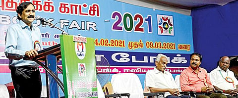 சென்னை நந்தனம் ஒய்.எம்.சி.ஏ மைதானத்தில் நடைபெறும் புத்தகக்காட்சியின் பொது அரங்கில் நேற்று `பொருளாதாரமும் ஆட்சி முறை நிர்வாகமும் - மீட்க என்ன வழி’ எனும் கருத்தரங்கத்தில் முன்னாள் குடியரசு தலைவர் அப்துல் கலாமின் அறிவியல் ஆலோசகர் வி.பொன்ராஜ் உரையாற்றினார். உடன் `பபாசி’ முன்னாள் தலைவர் எஸ்.வைரவன், அப்துல்கலாம் விஷன் 2020-யின் தலைவர் திருச்சொந்தூரான், பபாசி நிர்வாகக் குழு உறுப்பினர் வி.முனிசாமி. படம்: பு.க.பிரவீன்