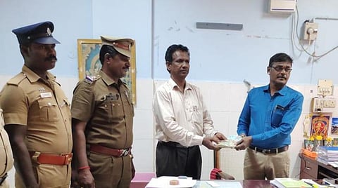 கரூர், குளித்தலை அருகே உரிய ஆவணங்களின்றி கொண்டு செல்லப்பட்ட ரூ.1,72,500 பறிமுதல்