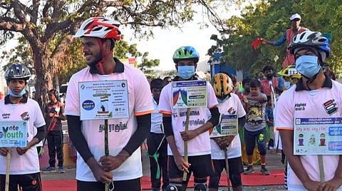 தூத்துக்குடி ரோச் பூங்காவில் 100 சதவீத வாக்குப்பதிவை வலியுறுத்தி ஸ்கேட்டிங், நாட்டுப்புறக் கலை நிகழ்ச்சிகள் மூலம் விழிப்புணர்வு நிகழ்ச்சிகள் நடைபெற்றன. | படம்: என்.ராஜேஷ்.