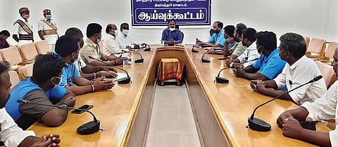 திருப்பத்தூரில் அச்சக உரிமையாளர்களுக்கான ஆலோசனைக் கூட்டம் மாவட்ட ஆட்சியர் சிவன் அருள் தலைமையில் நடைபெற்றது.