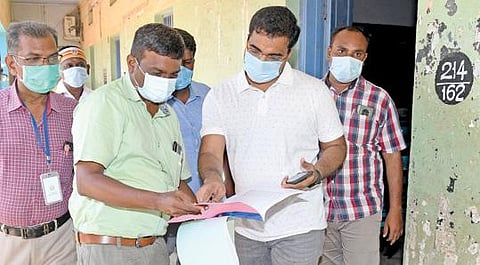 தூத்துக்குடி காரப்பேட்டை நாடார் ஆண்கள் மேல்நிலைப்பள்ளியில் அமைக்கப்பட்டுள்ள வாக்குச்சாவடியை மாவட்ட தேர்தல் அதிகாரியான ஆட்சியர் கி.செந்தில் ராஜ் ஆய்வு செய்தார். படம்: என்.ராஜேஷ்