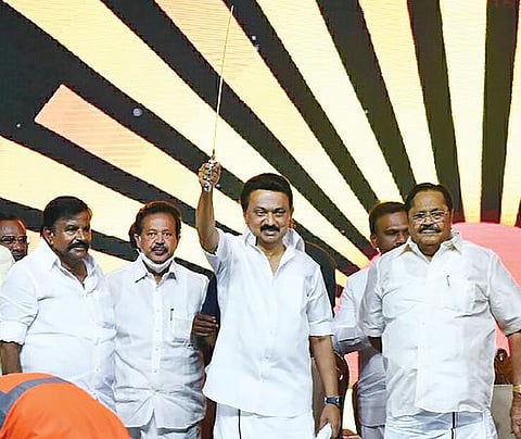 திருச்சி சிறுகனூரில் நேற்று நடைபெற்ற திமுக பொதுக்கூட்டத்தில் திருச்சி மாவட்ட திமுக சார்பில் வழங்கப்பட்ட வீரவாளுடன் மு.க.ஸ்டாலின். உடன், பொதுச் செயலாளர் துரைமுருகன், முதன்மைச் செயலாளர் கே.என்.நேரு.
