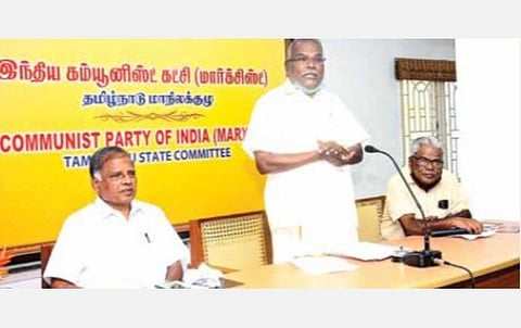 மார்க்சிஸ்ட் கம்யூனிஸ்ட் கட்சியின் மாநிலக் குழு கூட்டம் மத்தியக் குழு உறுப்பினர் பி.சம்பத் தலைமையில் சென்னை தி.நகரில் உள்ள கட்சி அலுவலகத்தில் நேற்று நடைபெற்றது. இதில், மாநிலச் செயலாளர் கே.பாலகிருஷ்ணன் பங்கேற்று பேசினார். அருகில் அரசியல் தலைமைக் குழு உறுப்பினர் ஜி.ராமகிருஷ்ணன். படம்: பு.க.பிரவீன்