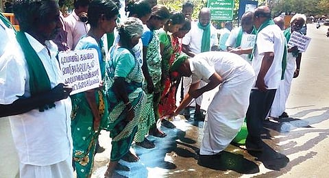 உலக மகளிர் தினத்தையொட்டி, திருவண்ணாமலையில் பெண்களுக்கு பாத பூஜை செய்து வணங்கிய விவசாயிகள்.