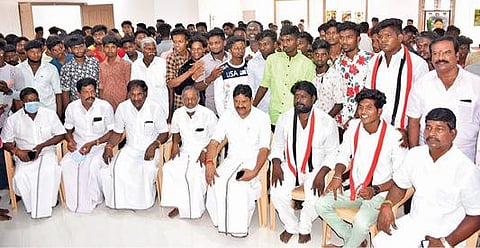 கடலூர் அதிமுக அலுவலகத்தில் நடந்த நிகழ்ச்சியில் மாற்றுக் கட்சியை சேர்ந்தவர்கள் கடலூர் மத்திய மாவட்ட செயலாளரும், அமைச்சருமான எம்.சி.சம்பத் முன்னிலையில் அதிமுகவில் இணைந்தனர்.