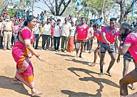 நகரியில் நேற்று நடைபெற்ற நகராட்சி தேர்தல் பிரச்சாரத்தின் போது திடீரென கபடி ஆடிய எம்.எல்.ஏ ரோஜா.
