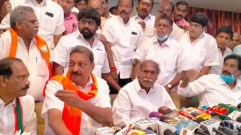 செய்தியாளர்களைச் சந்தித்த ரங்கசாமி, நிர்மல்குமார் சுரானா உள்ளிட்டோர்.