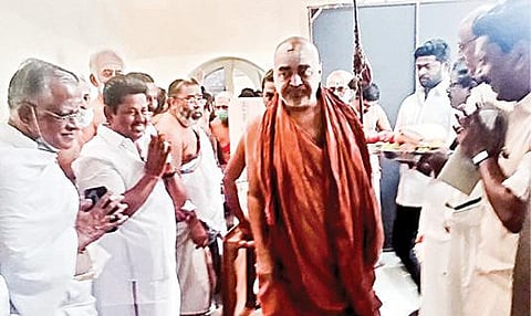 கும்பகோணம் சங்கர மடத்தில் காஞ்சி சங்கராச்சாரியார் ஸ்ரீ விஜயேந்திர சரஸ்வதி சுவாமிகளை சந்தித்த எம்எல்ஏ சாக்கோட்டை க.அன்பழகன்.