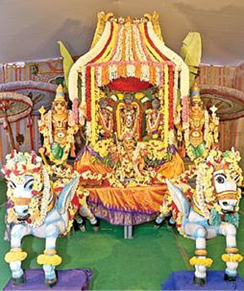 கரோனா நிபந்தனைகளால், கல்யாண வெங்கடேஸ்வரர் கோயில் பிரம்மோற்சவத்தின் 8ம் நாளான நேற்று காலை, தேரோட்டத்துக்குப் பதில், சர்வ பூபால வாகனத்தில் உற்சவ மூர்த்திகள் எழுந்தருளி பக்தர்களுக்கு அருள் பாலித்தனர்.