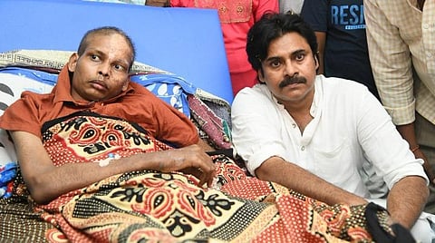 புற்றுநோய் பாதிக்கப்பட்ட ரசிகரை நேரில் சென்று சந்தித்த பவன் கல்யாண்: இணையத்தில் குவியும் பாராட்டு