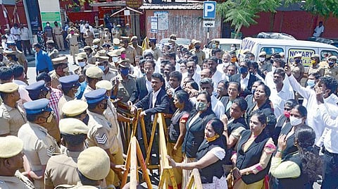 தமிழக சுகாதாரத் துறையைக் கண்டித்து சென்னை உயர் நீதிமன்ற வழக்கறிஞர்கள் சங்கம் சார்பில் தலைமைச் செயலகத்தை முற்றுகையிடும் போராட்டம், சங்கத் தலைவர் ஜி.மோகனகிருஷ்ணன் தலைமையில் நேற்று நடைபெற்றது. இதில், செயலாளர் ஆர்.கிருஷ்ணகுமார் மற்றும் ஏராளமான வழக்கறிஞர்கள் கலந்துகொண்டனர். படம்: க.ஸ்ரீபரத்