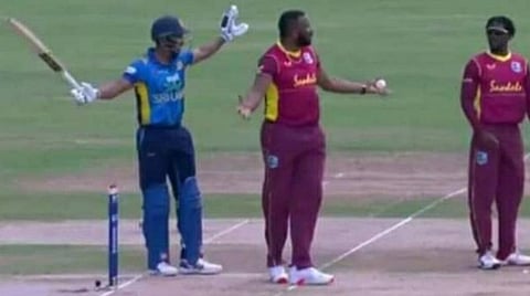 ரன்அவுட் ஆகவிடாமல் இலங்கை வீரர் குணதிலகா தடுத்ததாக, அப்பீல் செய்த பொலார்ட் : படம் உதவி ட்விட்டர்