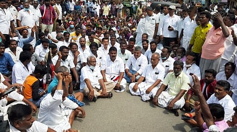 கள்ளக்குறிச்சி நான்கு முனை சந்திப்பில் சாலை மறியலில் ஈடுபட்ட அதிமுகவினர்.