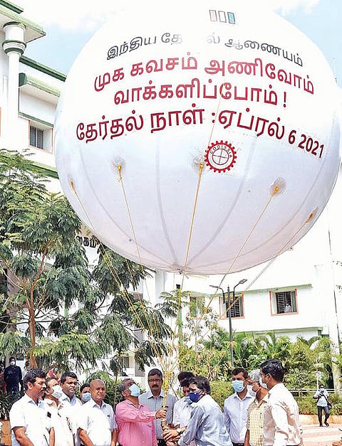 வரும் தேர்தலில் 100 சதவீத வாக்குப்பதிவை உறுதிப்படுத்தும் வகையில், கோவை மாவட்ட ஆட்சியர் அலுவலகத்தில் நேற்று விழிப்புணர்வு எரிவாயு பலூனை பறக்கவிட்ட மாவட்ட ஆட்சியர் கு.ராசாமணி. படம்: ஜெ.மனோகரன்