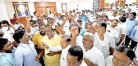 பொன்னேரி சட்டப்பேரவை தொகுதி காங்கிரஸுக்கு ஒதுக்கப்பட்டதற்கு எதிர்ப்பு தெரிவித்து அப்பகுதி திமுக நிர்வாகிகள் சென்னை அண்ணா அறிவாலயத்தில் நேற்று ஆர்ப்பாட்டத்தில் ஈடுபட்டனர். படம்: க.ஸ்ரீபரத்
