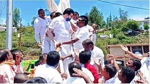 நீலகிரியில் அதிமுக வேட்பாளர் அறிமுகக் கூட்டத்தில் எம்எல்ஏவே நிர்வாகியைத் தாக்கியதால் பரபரப்பு