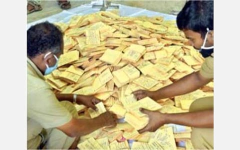 தேர்தலில் வாக்களிக்க வலியுறுத்தி பெற்றோருக்கு 1 லட்சம் அஞ்சல் அட்டை அனுப்பிய மாணவர்கள்: தூத்துக்குடியில் நூதன விழிப்புணர்வு பிரச்சாரம்