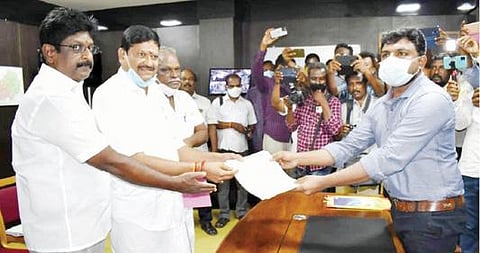 கடலூர் தொகுதியில் போட்டியிட தேர்தல் நடத்தும் அலுவலர் ஜெகதீஸ்வரனிடம் வேட்புமனுவை தாக்கல் செய்கிறார் அமைச்சர் எம்.சி.சம்பத்.