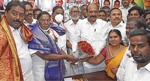 என்ஆர் காங்., முன்னாள் எம்எல்ஏ வைத்தியநாதன் காங்கிரஸில் இணைந்தார். அவருக்குபூங்கொத்து கொடுத்து வரவேற்கும் நாராயணசாமி.படம்: எம்.சாம்ராஜ்