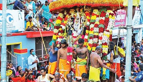 மயான சூறை திருவிழாவையொட்டி சிறப்பு அலங்காரத்தில் வீதி உலா வந்த அங்காளம்மன், பூங்காவனத்தம்மன்.